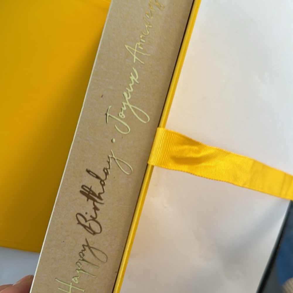 L'Occitane Yellow Gift Box with Ribbon - Picture 4 of 5